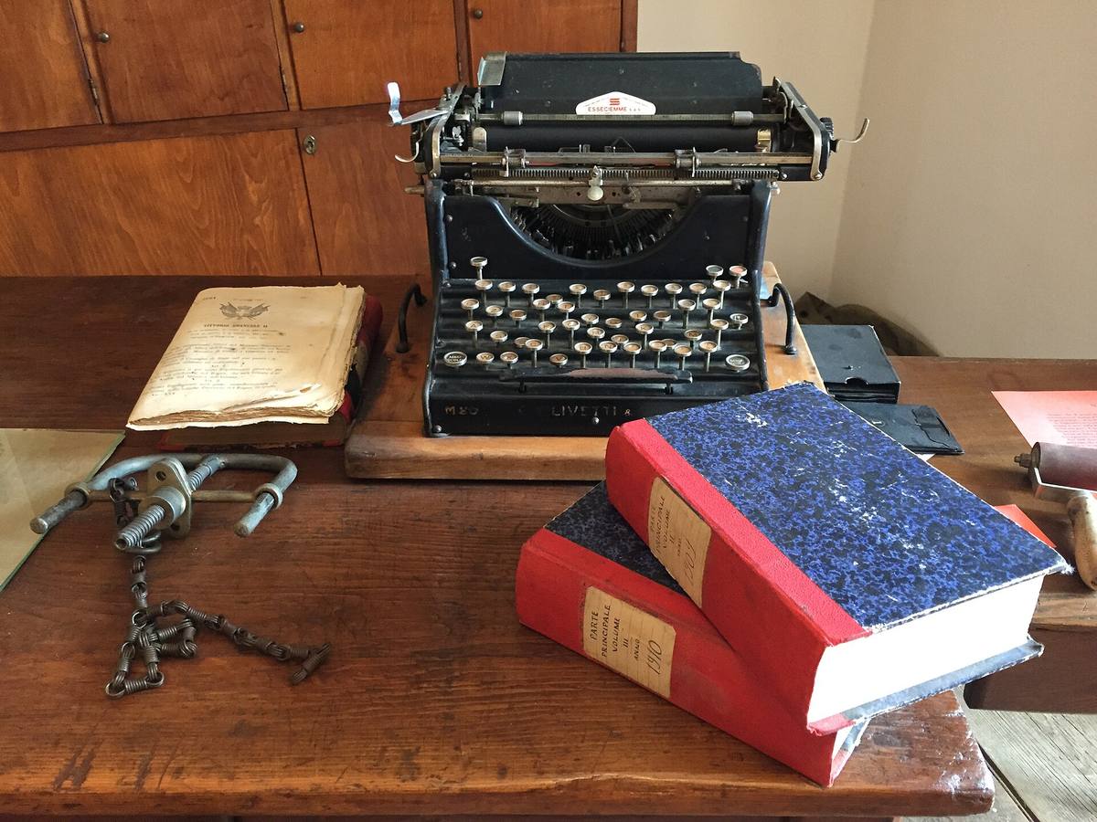 Equipaggiamento di polizia esposto al Museo del Banditismo con macchina da scrivere Olivetti M20
