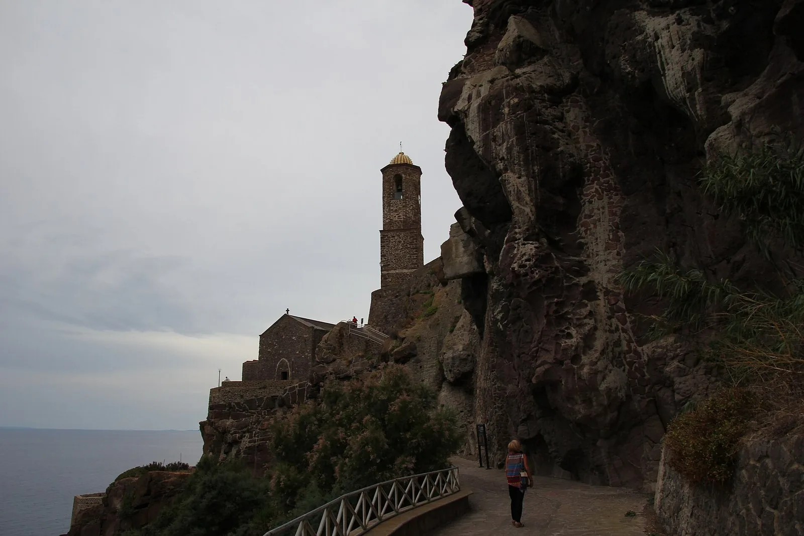 La concattedrale di Sant'Antonio Abate a Castelsardo, con il campanile sul promontorio affacciato sul mare